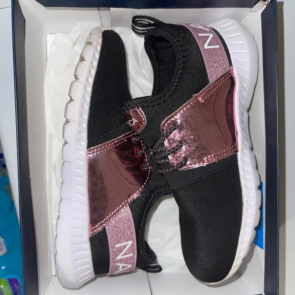 ✅Girls navy blue and pink Náutica sneakers